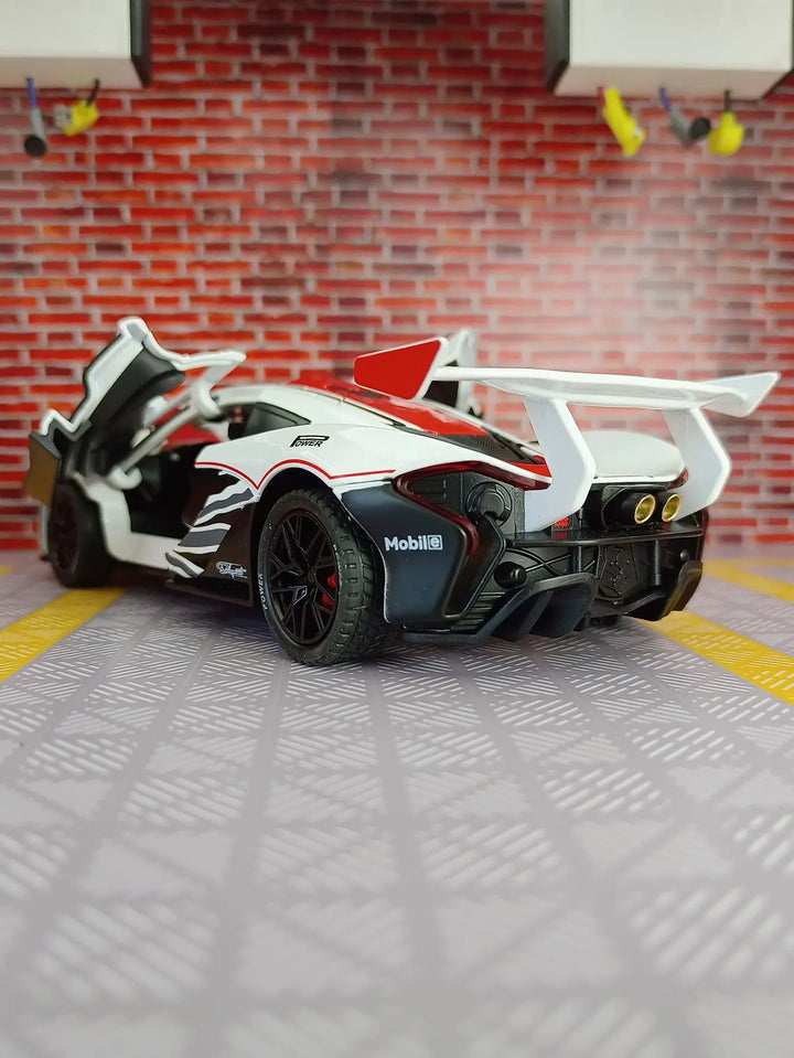 McLaren P1 GTR Supercar 1:24