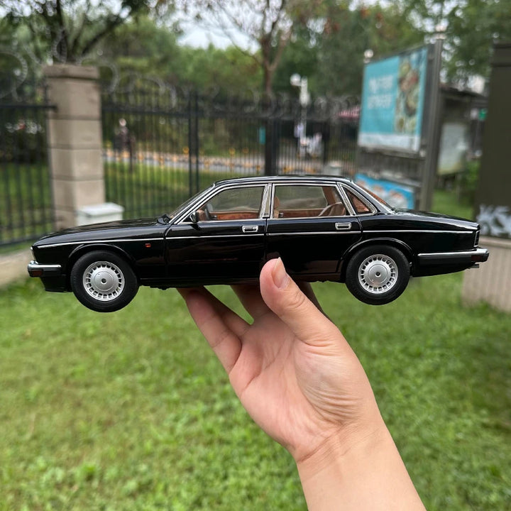 Jaguar XJ6 Daimler XJ40 1:18