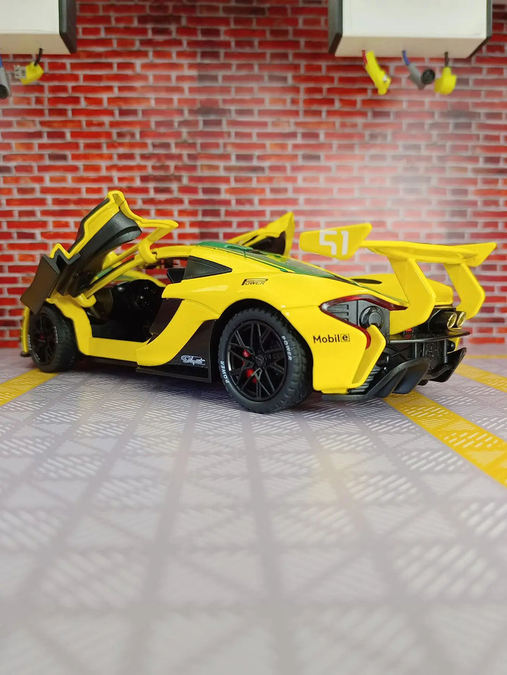 McLaren P1 GTR Supercar 1:24