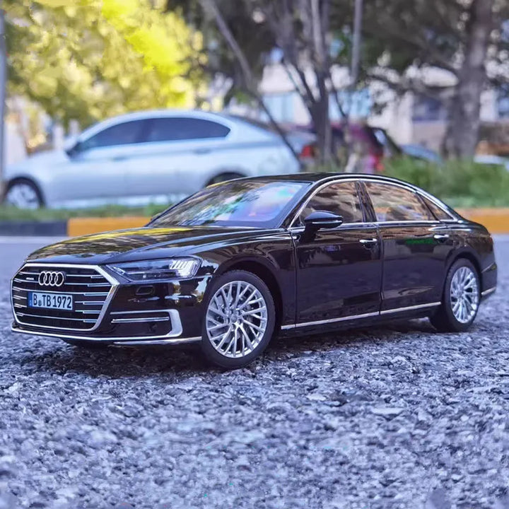 AUDI A8 1:24 21cm
