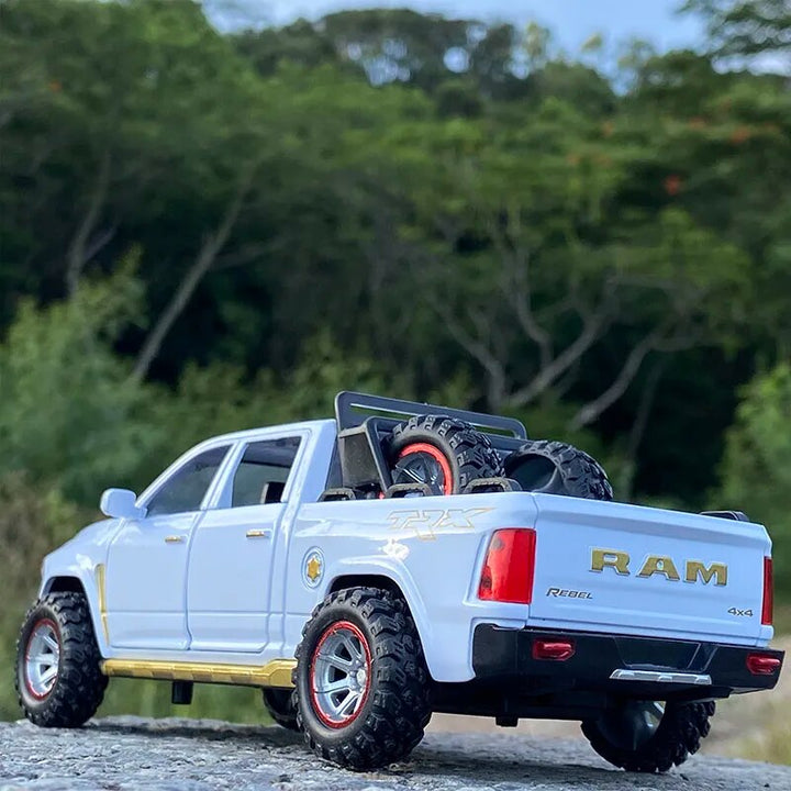Dodge RAM 1:32 20cm