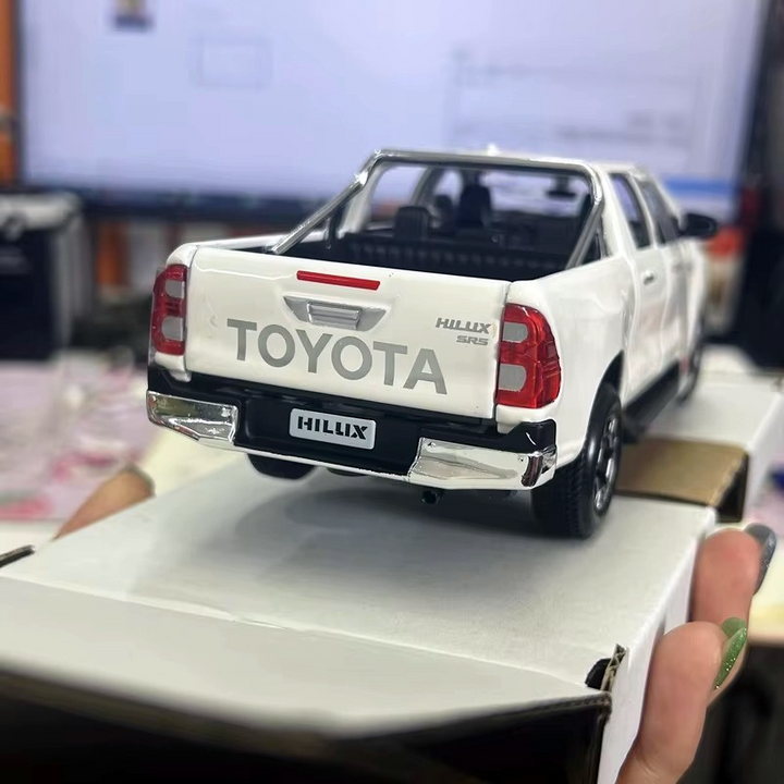 Toyota Hilux 1:24 20cm