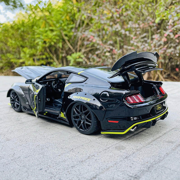 Ford Mustang GT 2015 1:18 27cm