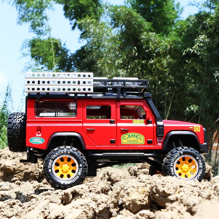 Camel Cup Land Rover Defender 1:24 18cm