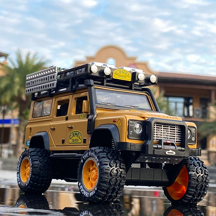 Camel Cup Land Rover Defender 1:24 18cm