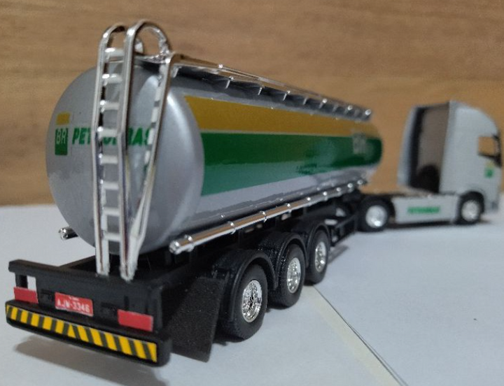 Caminhão Petrobrás 1:64 25cm